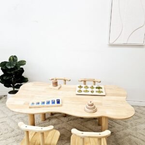 Child hardwood cloud table with 4 chairs