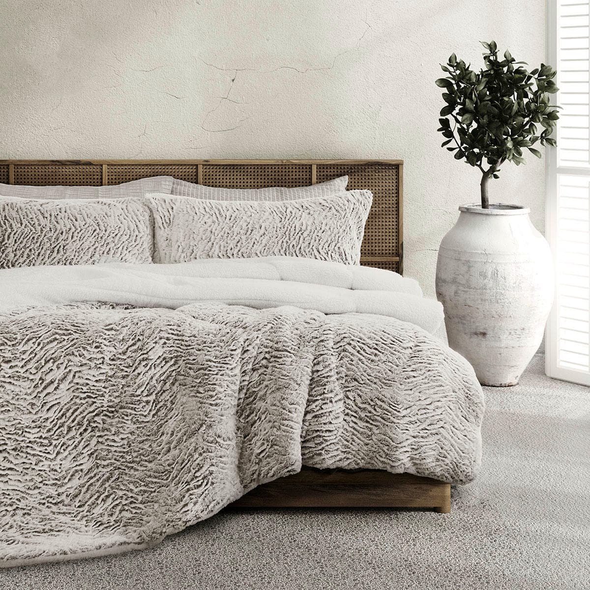 V442 INT COMFORTER FAUXFUR BEAR SB 141922 00