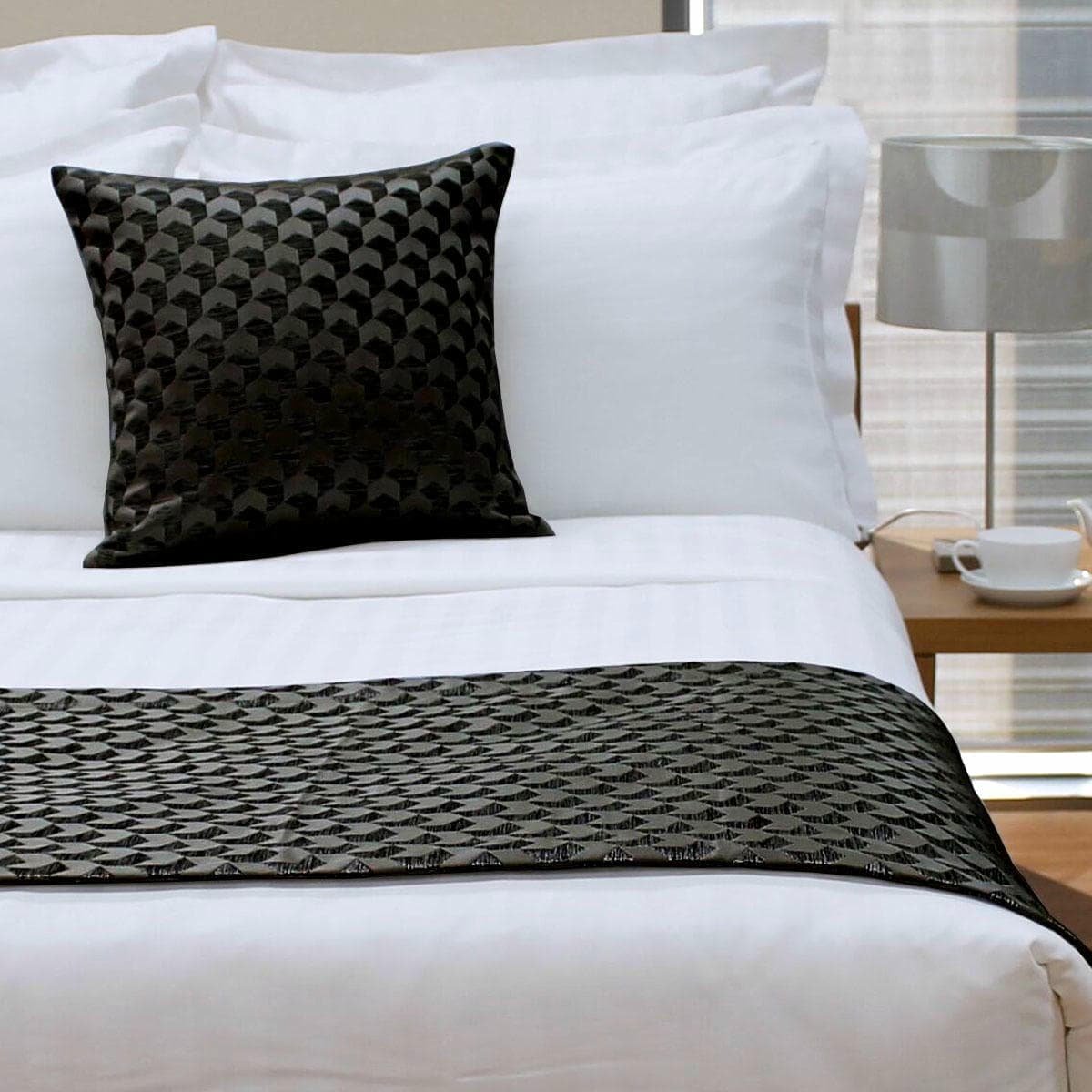 V442 WAM CUSHION REGENCY INKBLUE SQ 204867 00